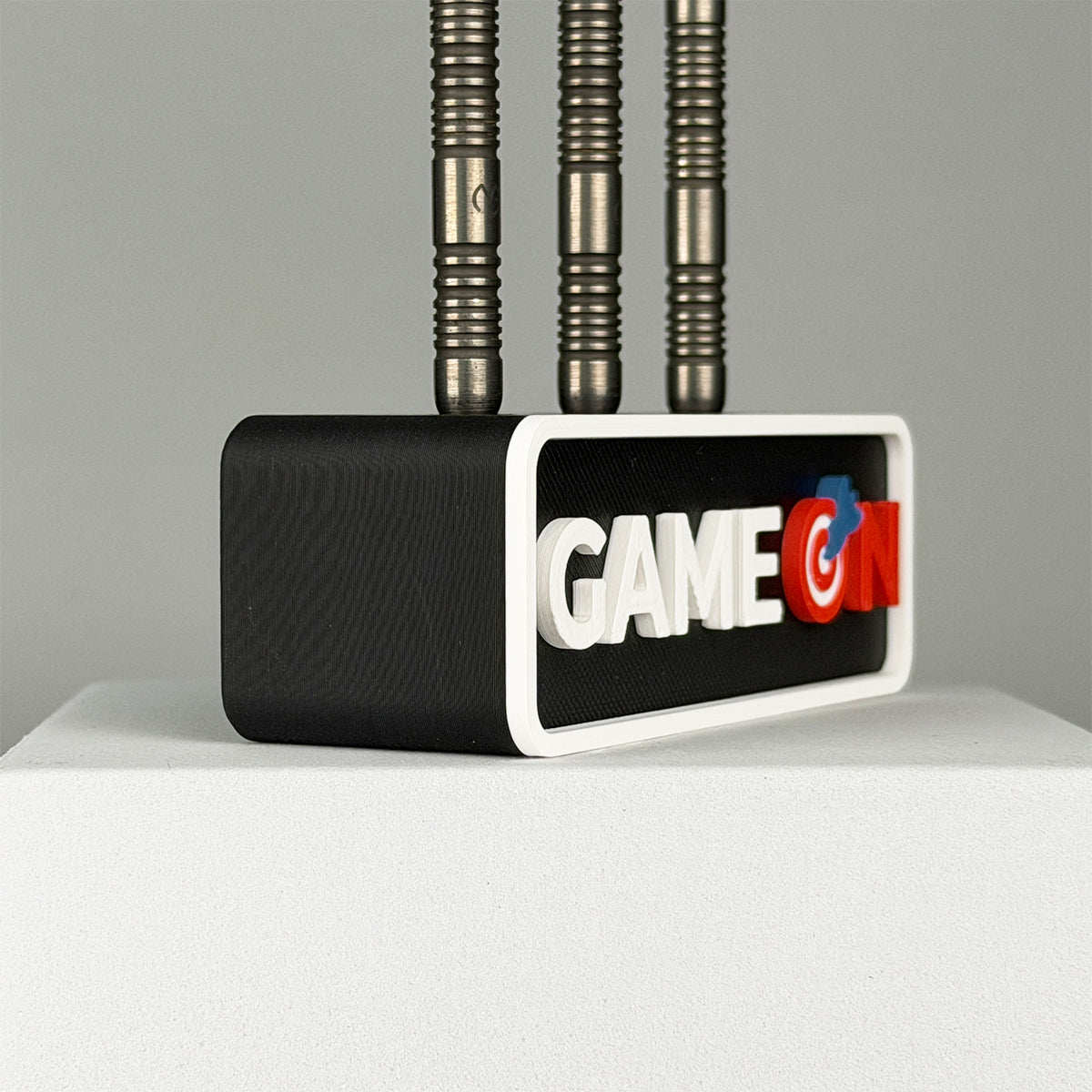 Dart-Halter "GAME ON" – Dart-Halterung für Wand & Tisch für 3 Darts