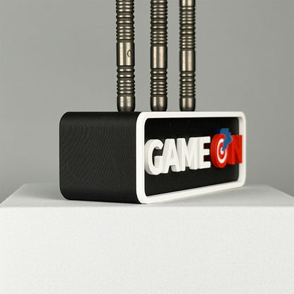 Dart-Halter "GAME ON" – Dart-Halterung für Wand & Tisch für 3 Darts